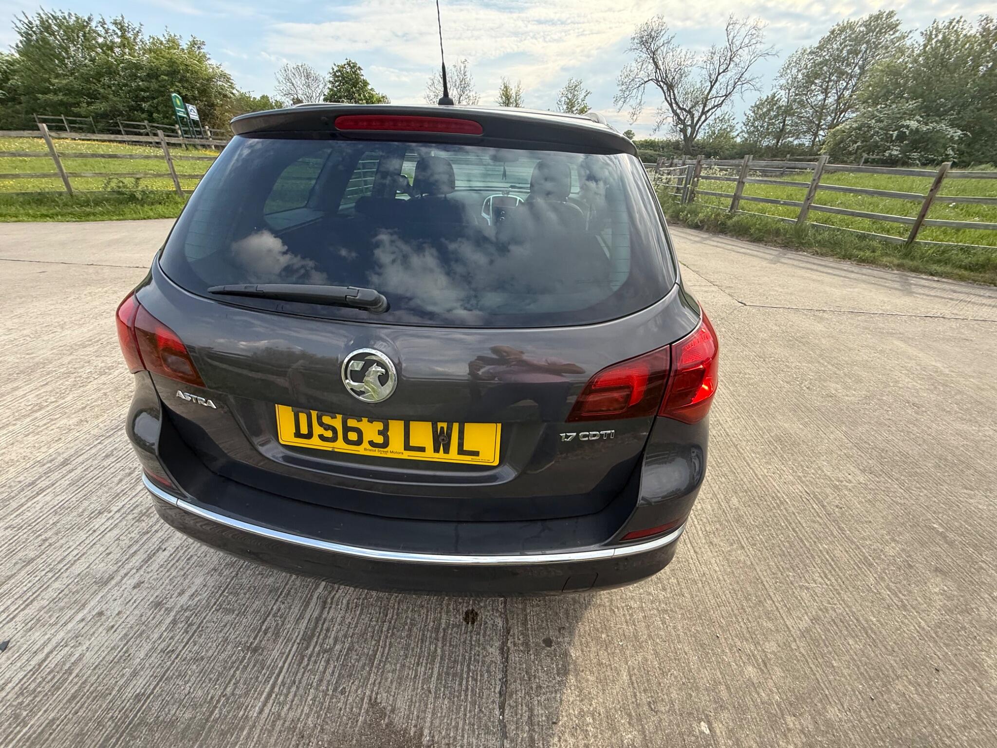 Vauxhall Astra 1.7 CDTi ecoFLEX SRi Sports Tourer Euro 5 5dr — photo 65 of 86